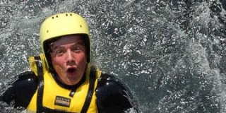  Juega en el surf cuando vayas a coasteering 